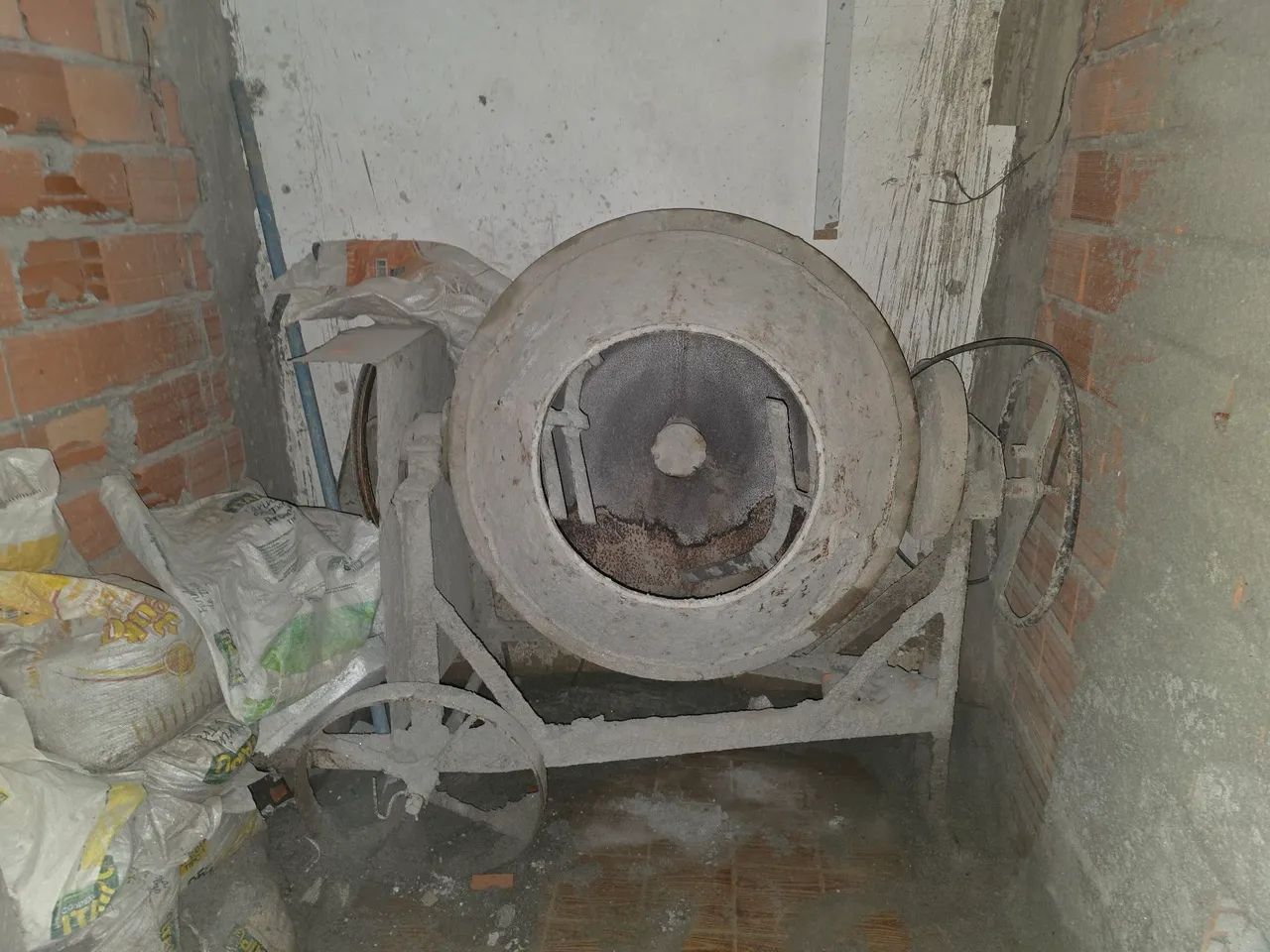 Vendo Betoneira 400l com motor 2HP R$1.200,00
