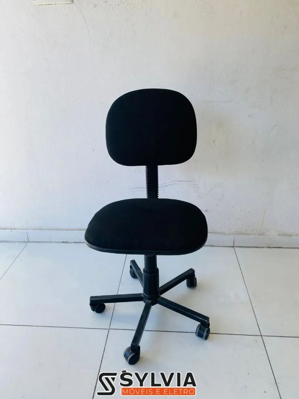 Cadeira de escritório azul e preta sem braço 