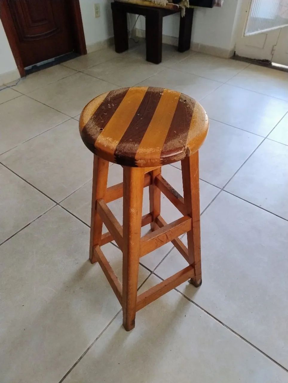 Banqueta de madeira maciça 