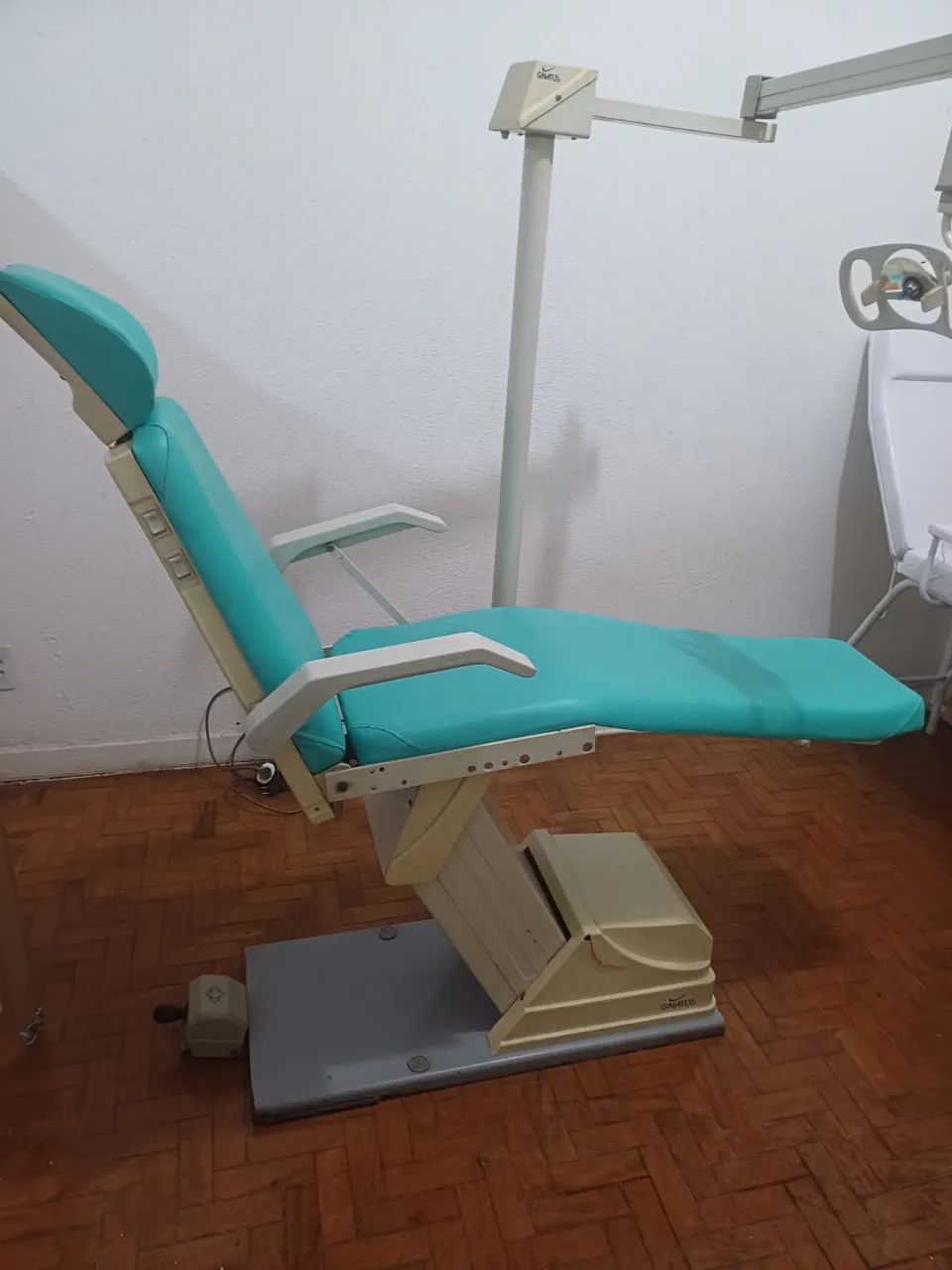 Vendo 2 Cadeiras odontológicas usadas.
