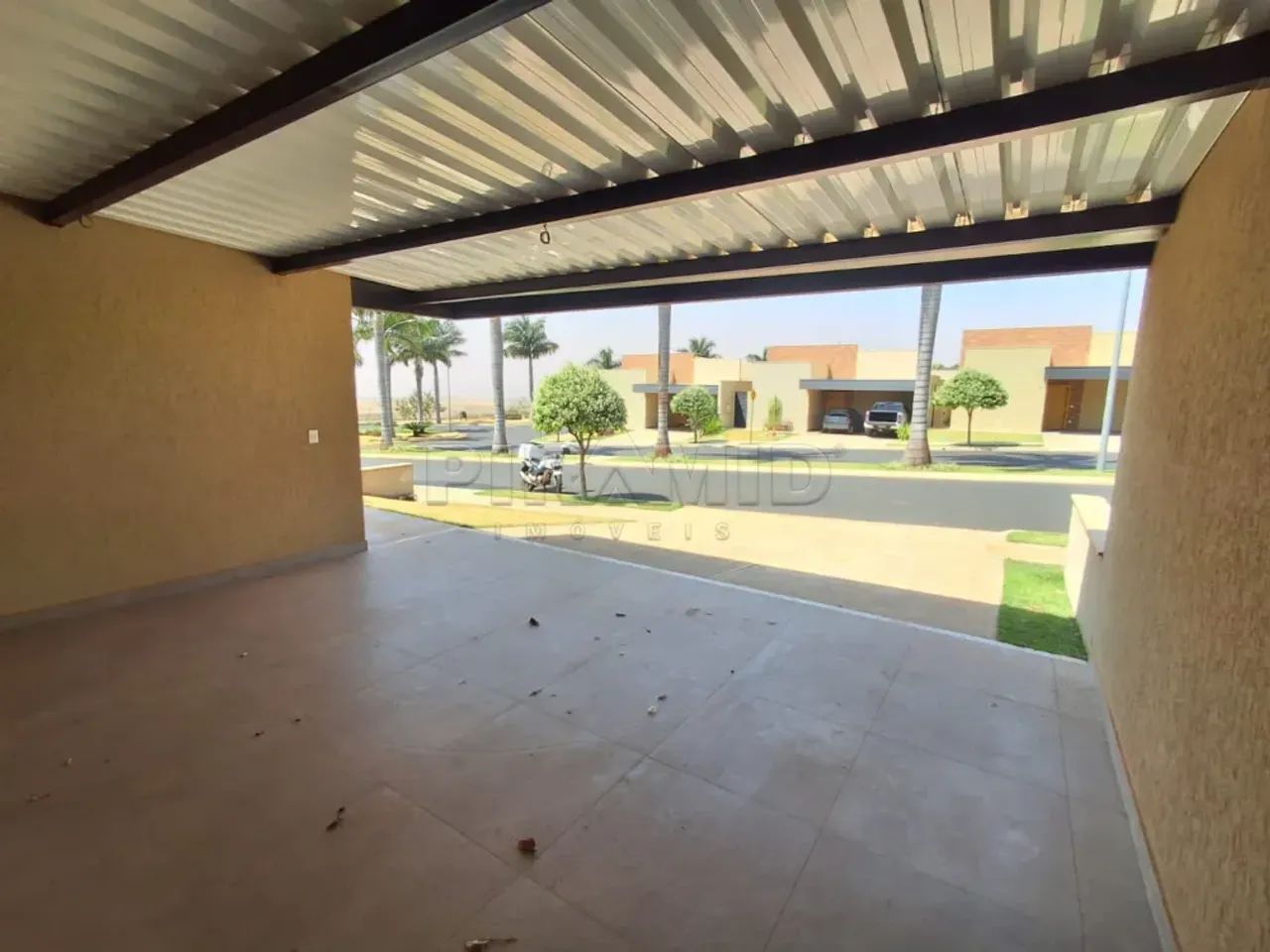 Casa térrea em condomínio fechado com 160m², Zona Oeste de Cravinhos/SP.
