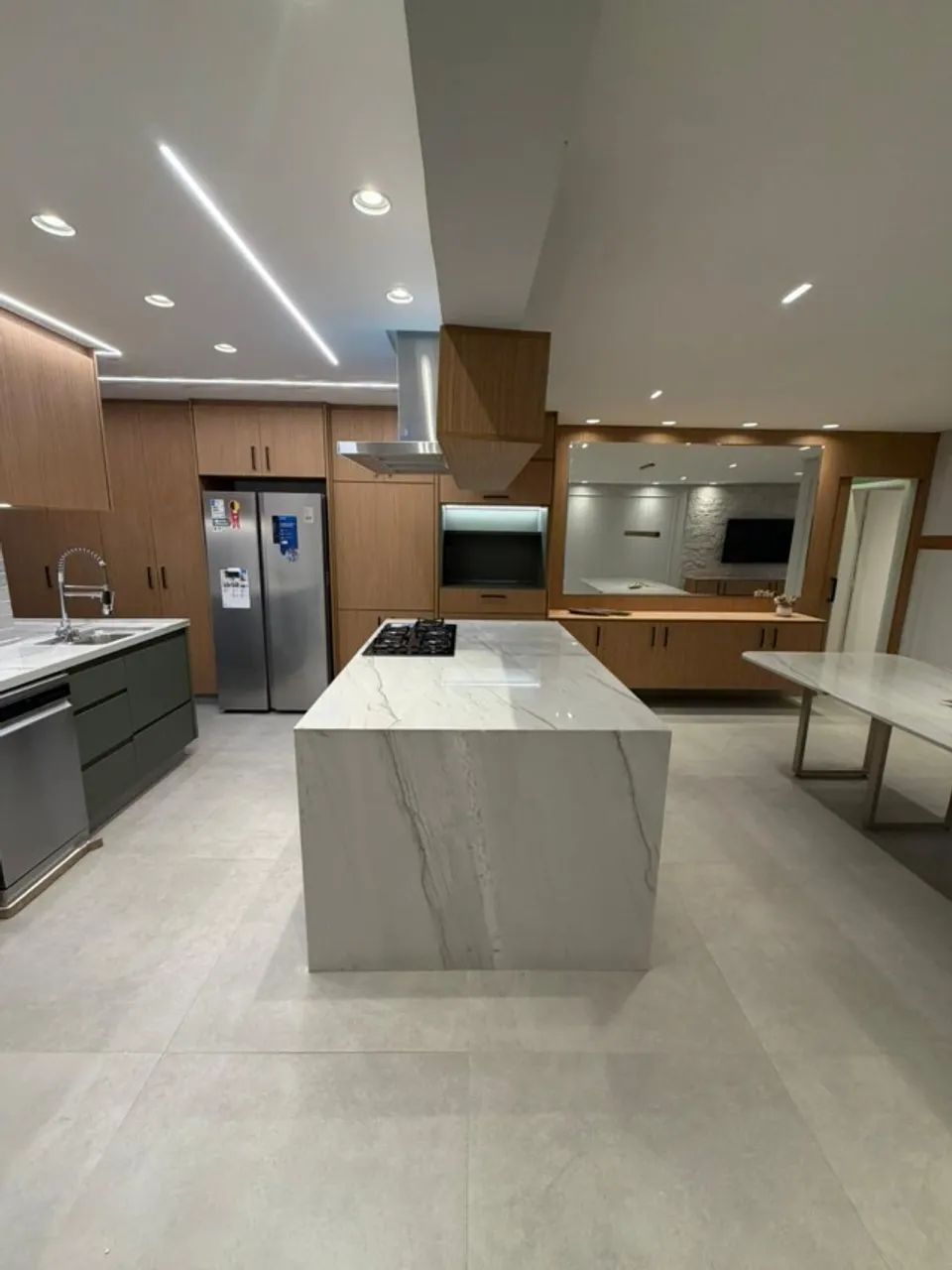 Apartamento reformado com bancada gourmet, suíte, closet e projeto planejado