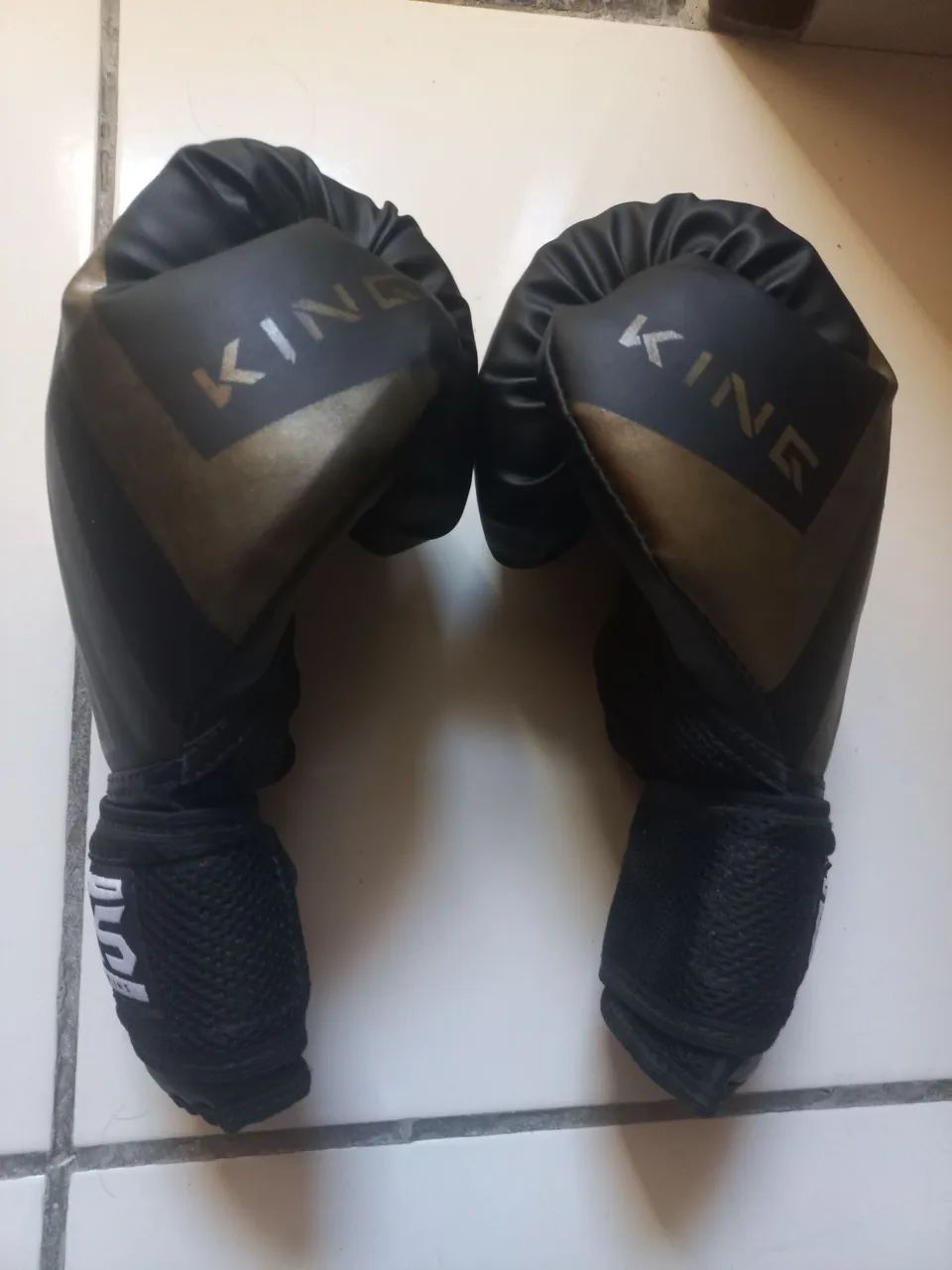 Vendo par de luvas de muay thai e bandagem - Foto 3