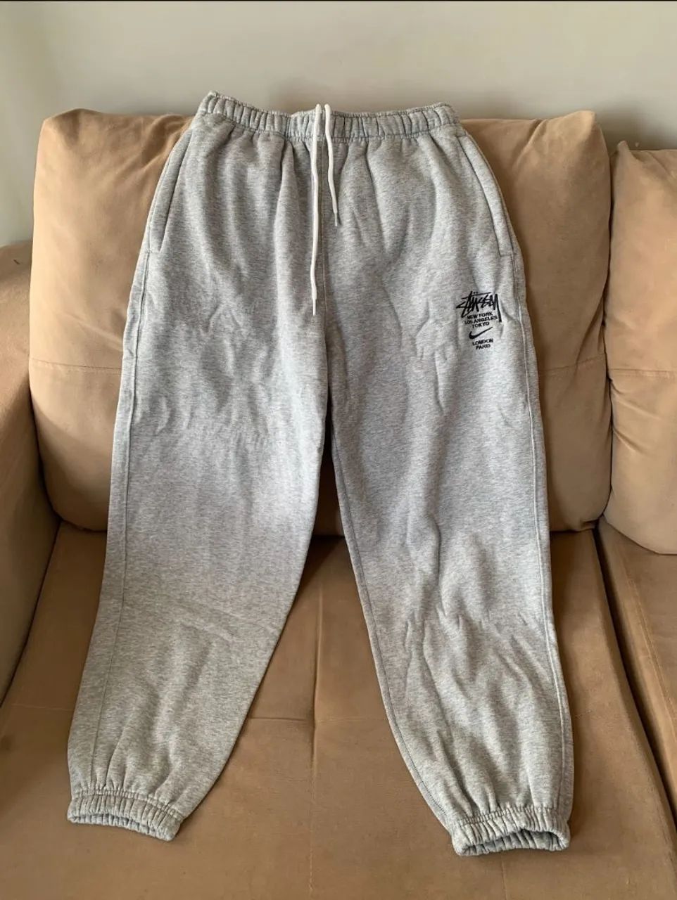 Calça Stussy x Nike Internacional Moletom Cinza