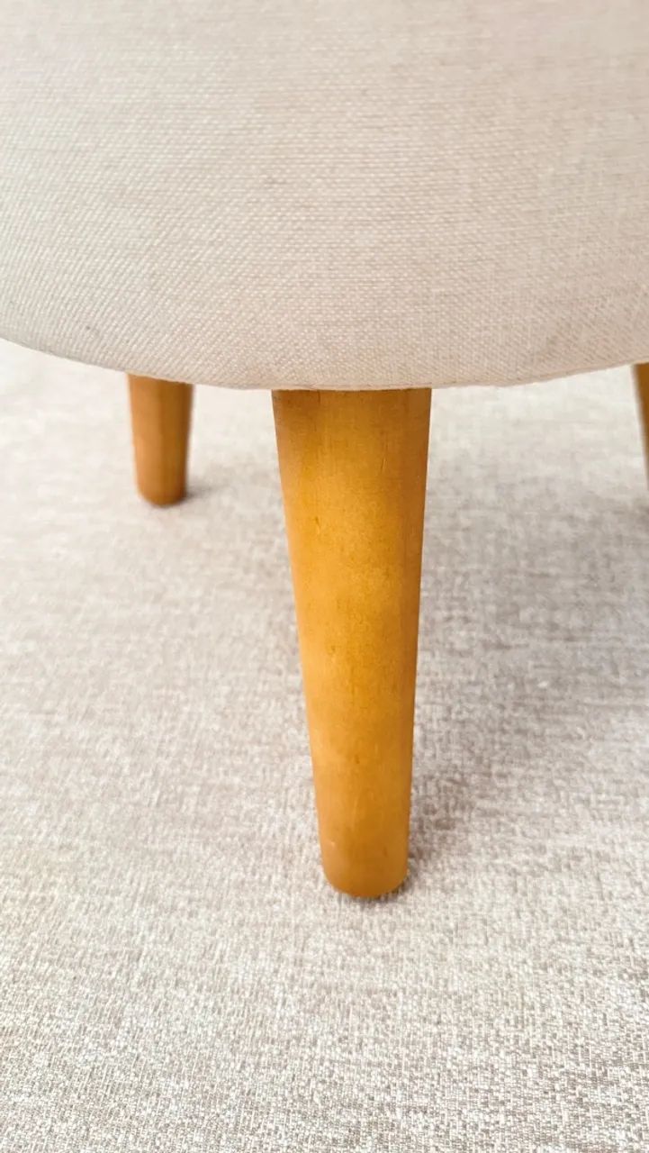 Banqueta Puff R$70 Usado. Material linho com pés de madeira - Foto 3