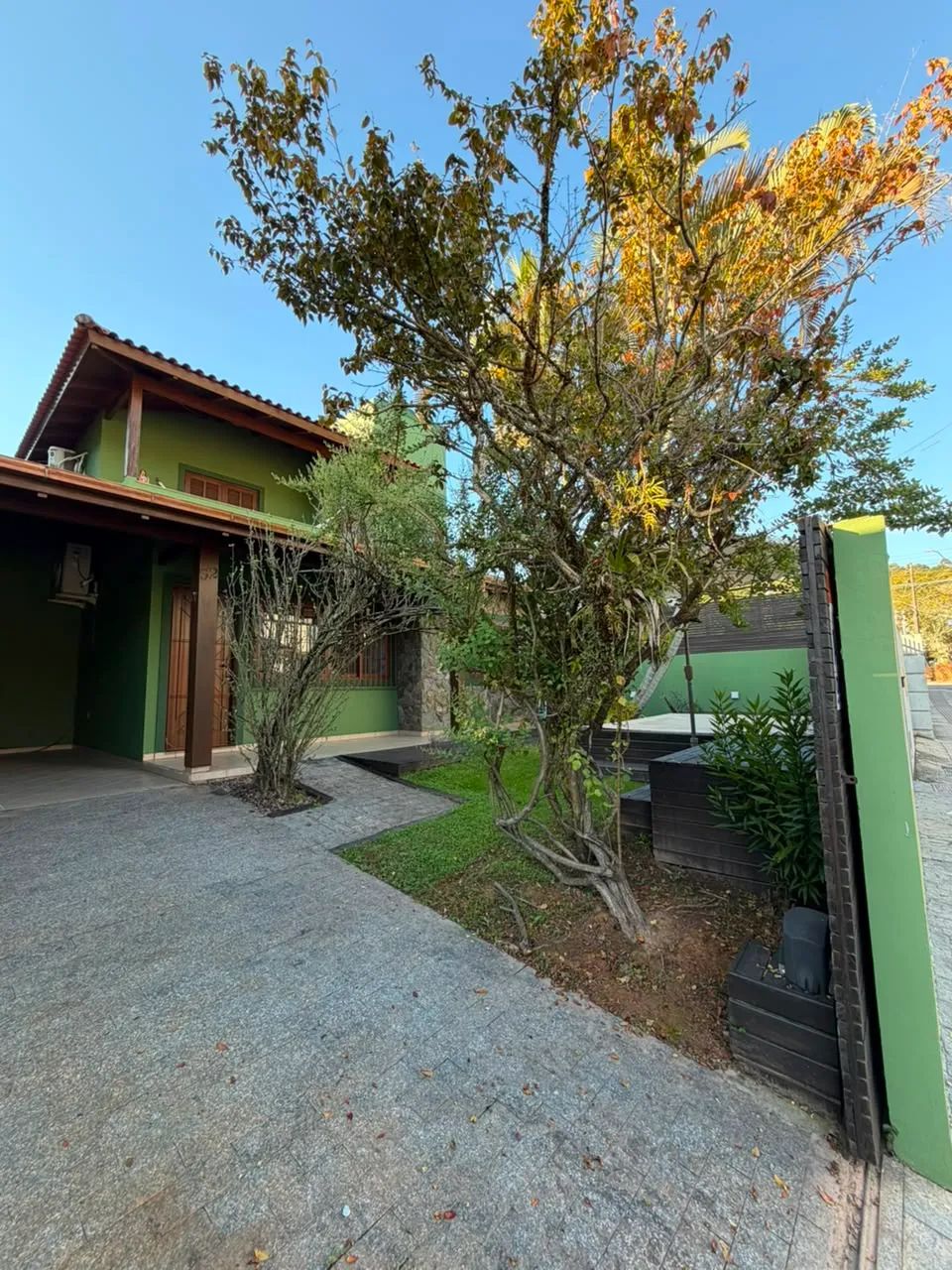 Excelente casa mobiliada com 2 pavimentos, sendo no piso térreo 2 dormitórios, 1 bwc, sala - Foto 4