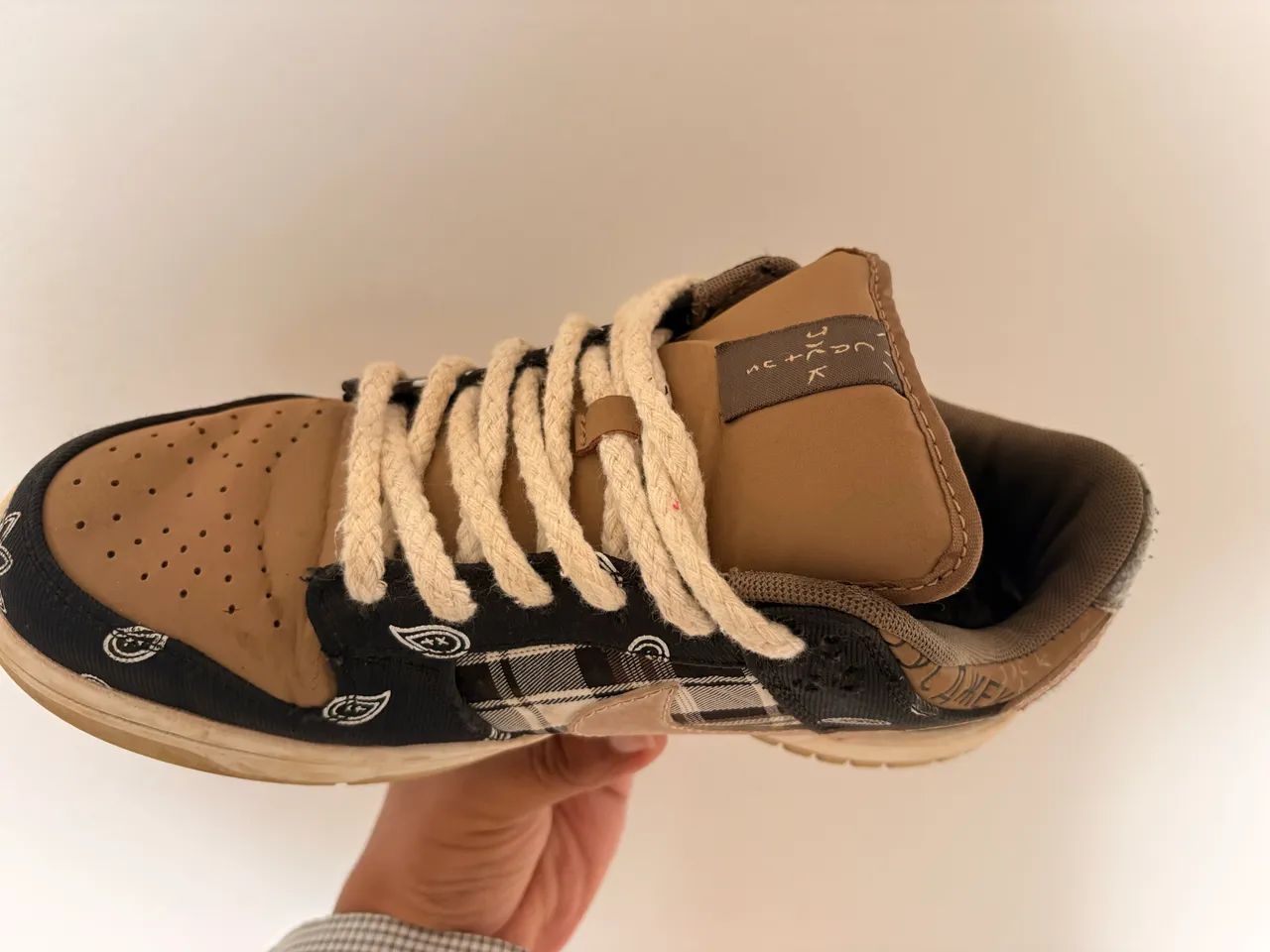 Tenis Travis Scott x Nike SB Dunk Low Cactus Jack - Foto 3