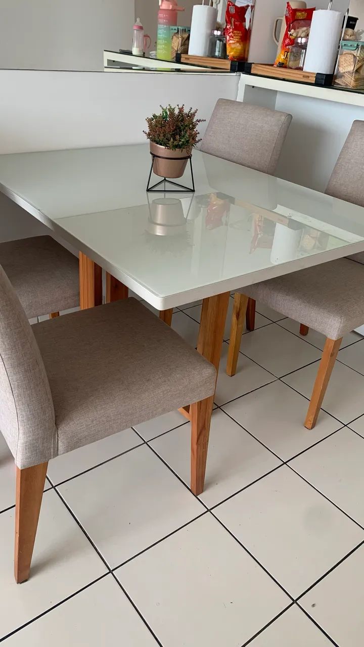 Vendo mesa com cadeiras 