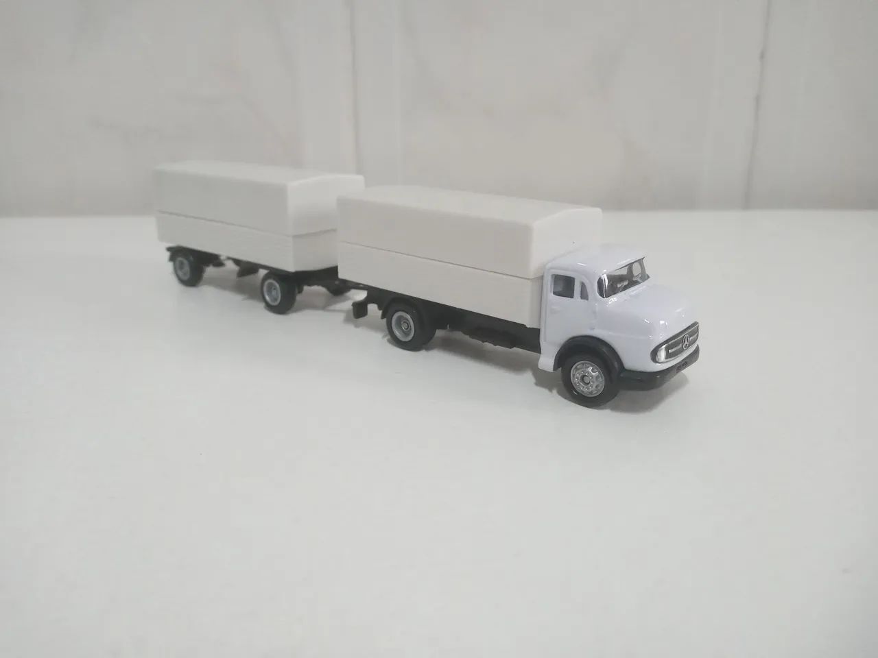 Miniatura de caminhão Mercedes Benz - Foto 2