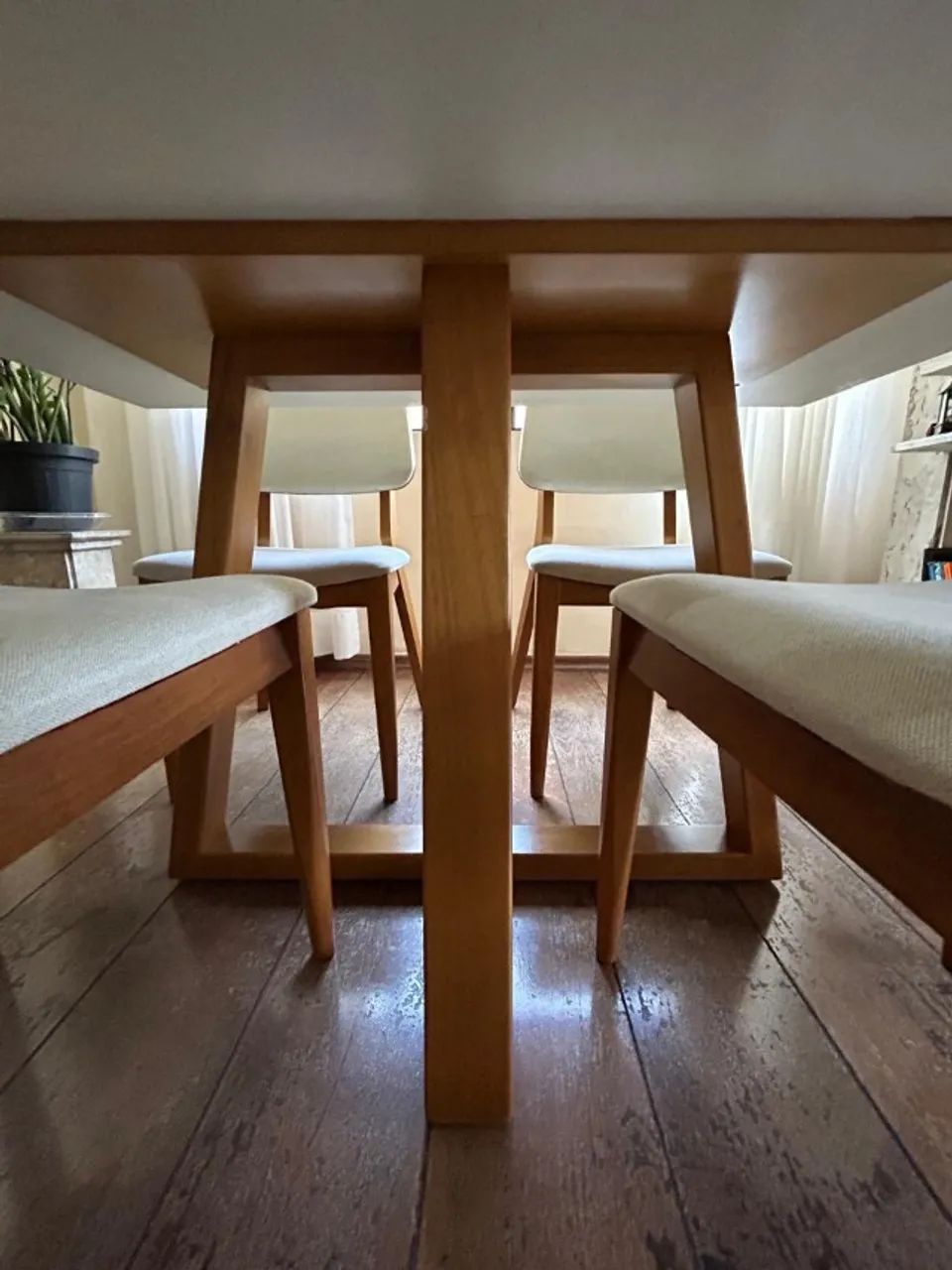 Mesa de Jantar e 4 Cadeiras de Madeira, Laca e Vidro - Foto 4