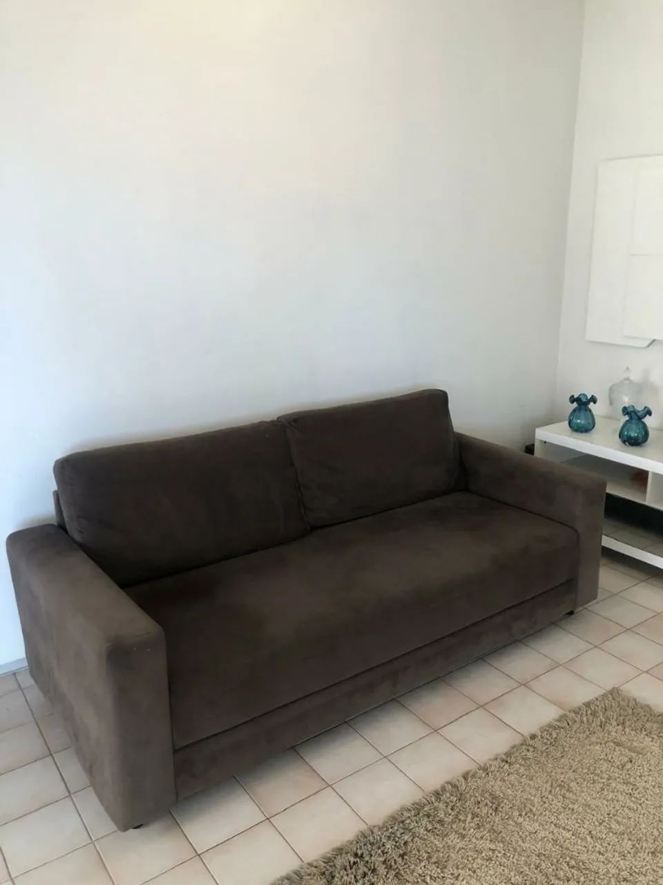 Confortável Sofá 3 Lugares Suede na cor Marrom. - Foto 2