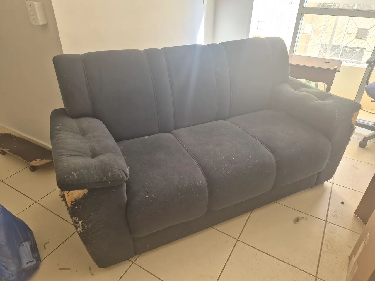 Sofá 3 lugares usado e com marcas (DOAÇÃO) - Foto 4