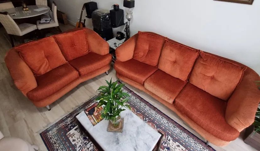 Jogo de sofá 2 e 3 lugares em chenille, moderno e ótimo estado