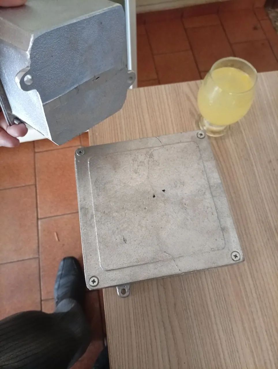 Caixa de metal 16X16cm e 11X11