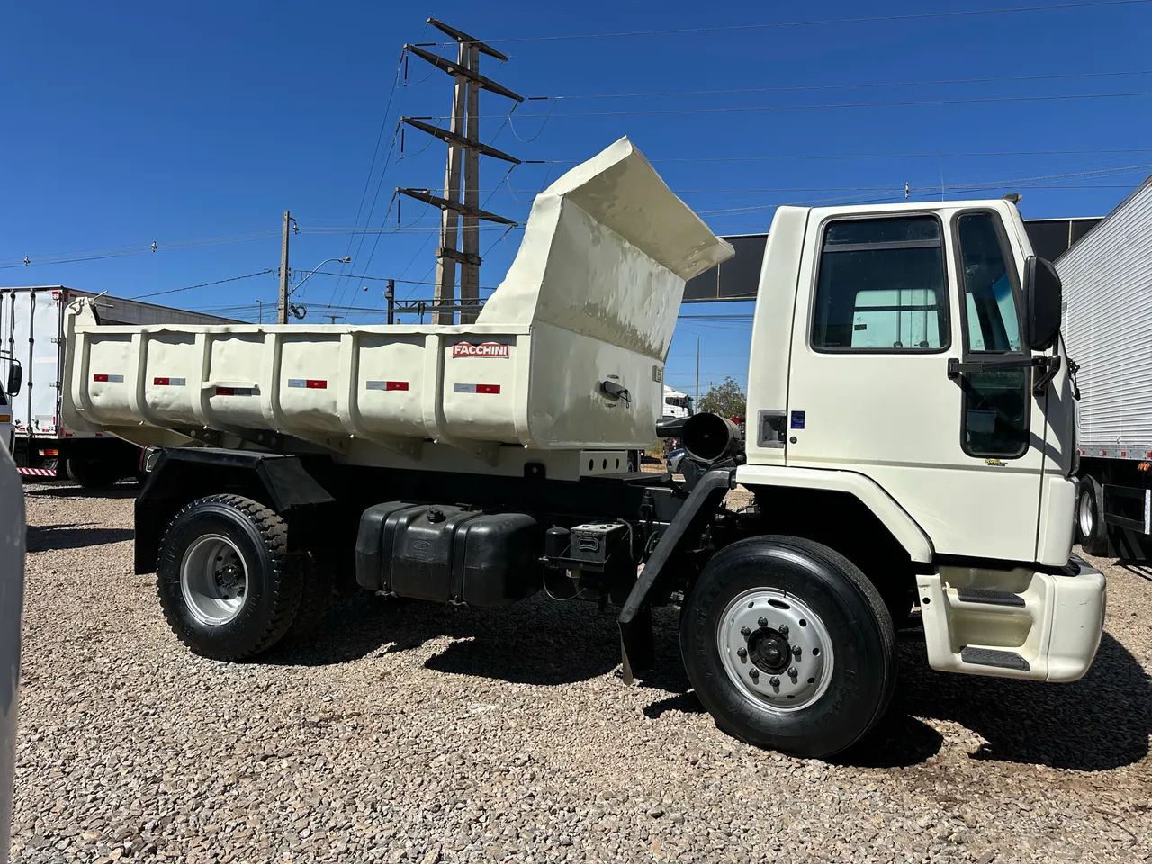 Ford Cargo 1317 ano:2009 caçamba  - Foto 4