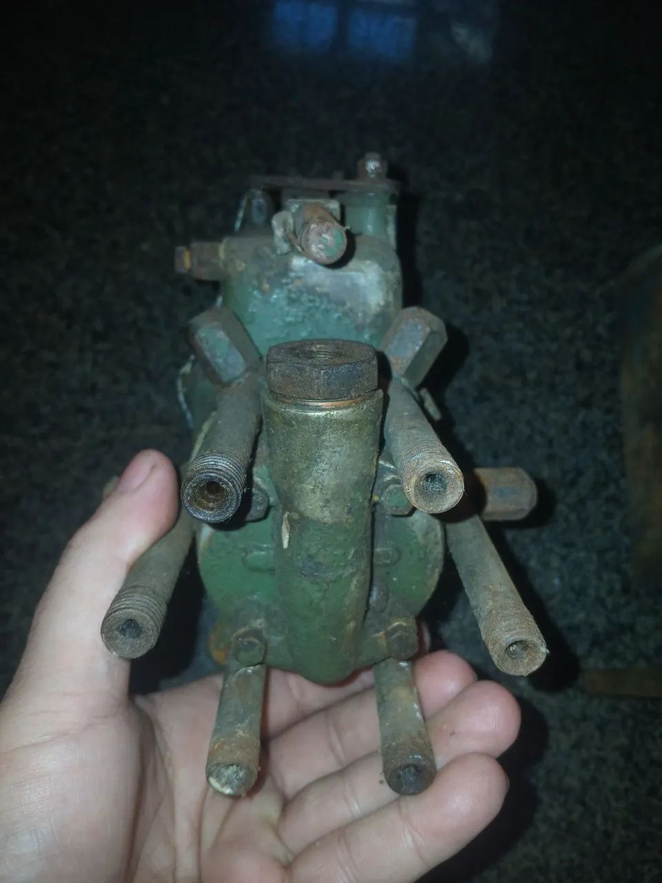 VENDO/TROCO UMA BOMBA INJETORA E UM MOTOR DE PARTIDA NO ESTADO Q SE ENCONTRA  - Foto 2