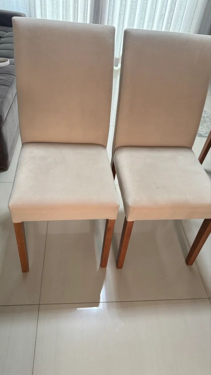 Cadeira em madeira maciça e suede semi nova - Foto 2