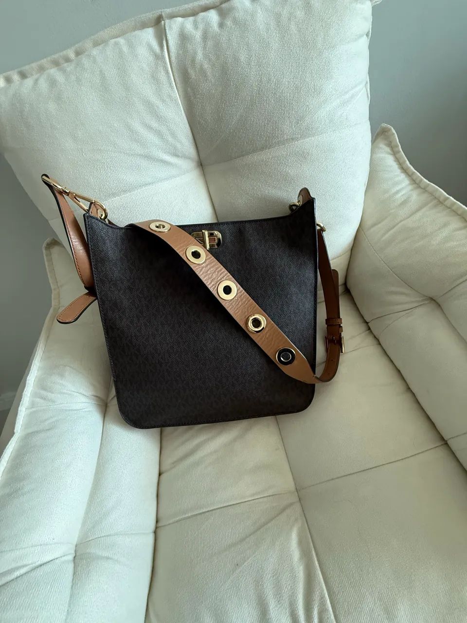 Bolsa MK  com acessórios dourados 