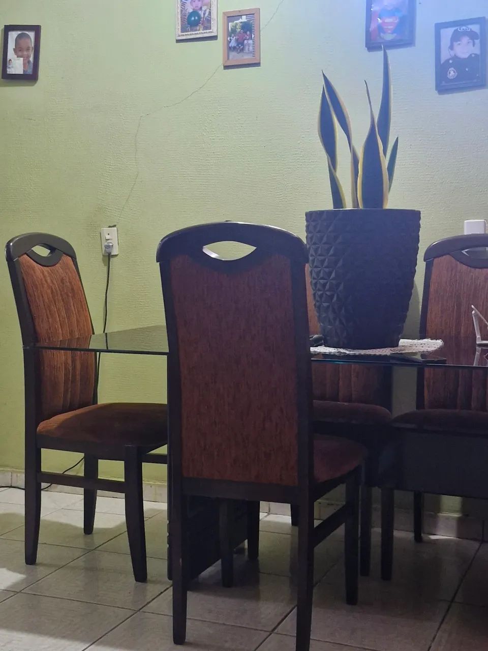 Vende-se uma mesa de seis cadeiras  - Foto 3