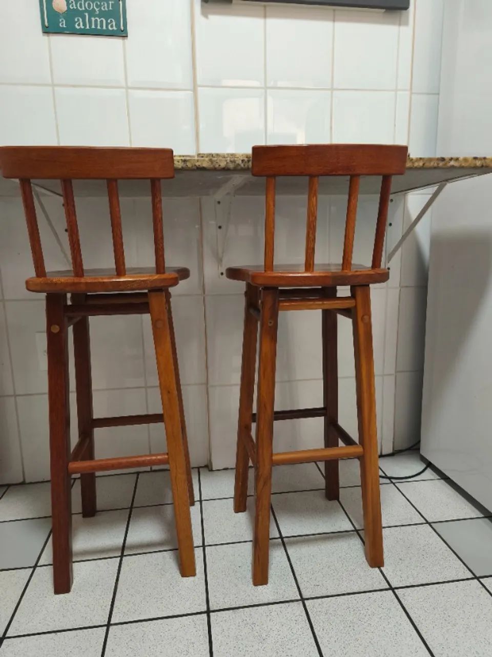 Banquetas Altas de Madeira com Encosto - Foto 4