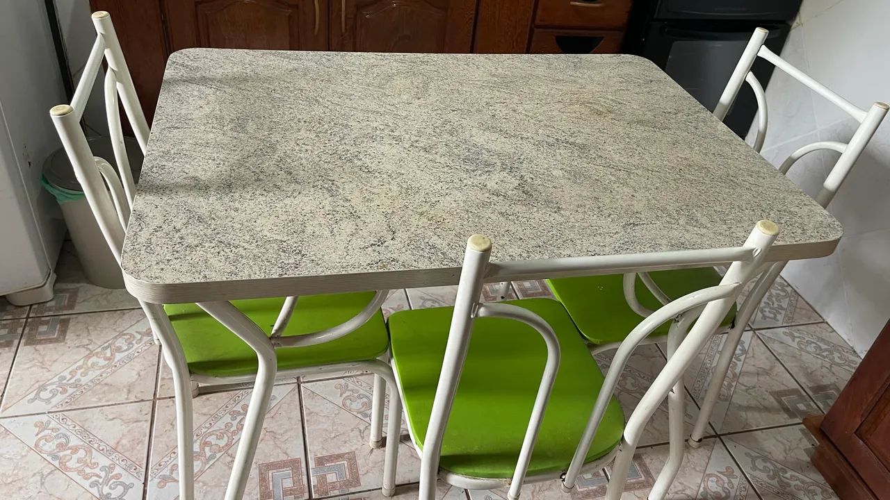 Mesa com 3 cadeiras 