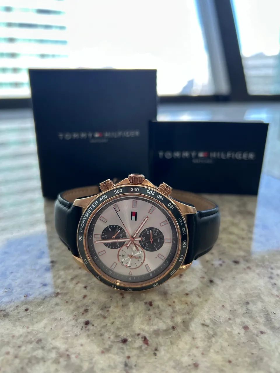 Relógio Tommy Hilfiger Miles - Couro Preto e Ouro Rosa