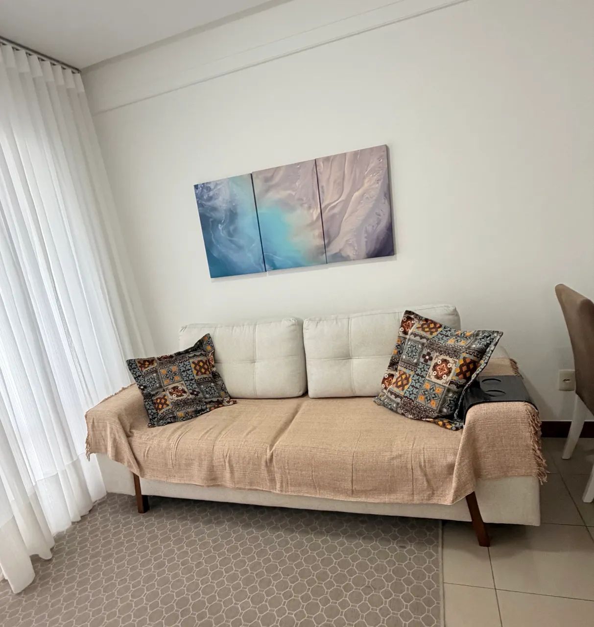 Sofá 2,20m em Linho Off-White com Pés de Madeira - Foto 2