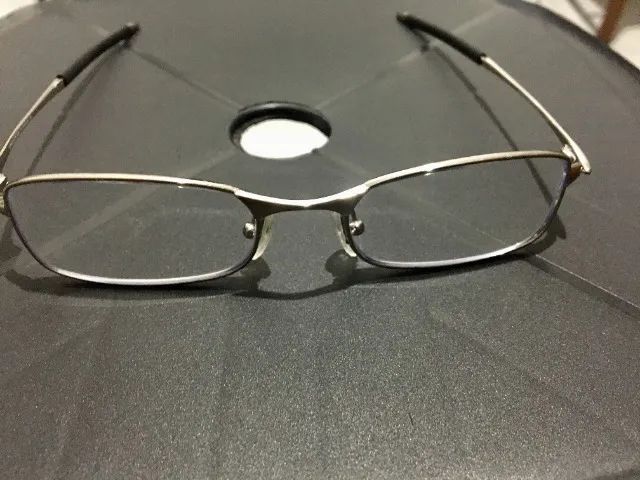Armação Oakley prata novo na caixa - Foto 4