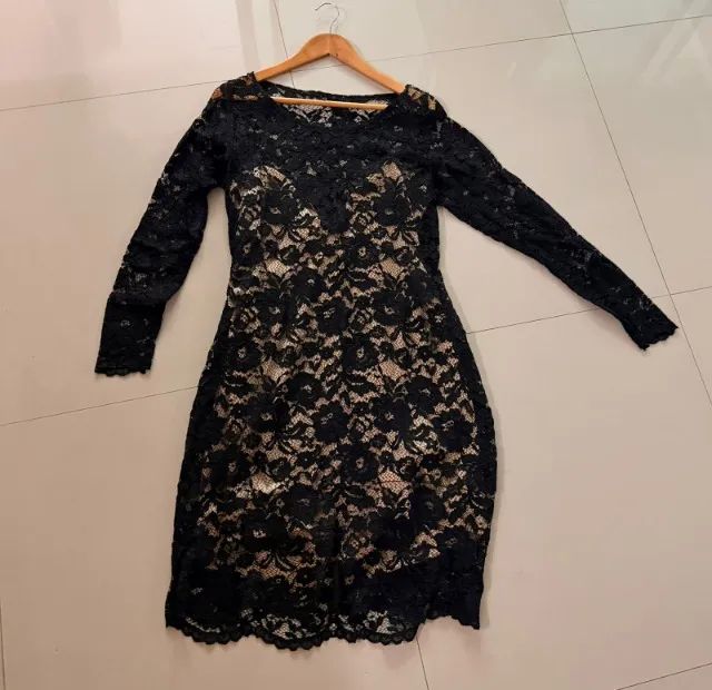 Vestido preto de renda com fundo dourado
