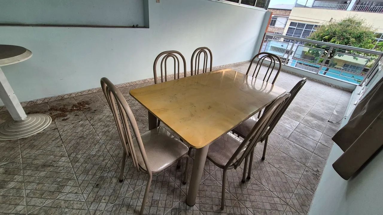 Mesa com tampo de mármore 