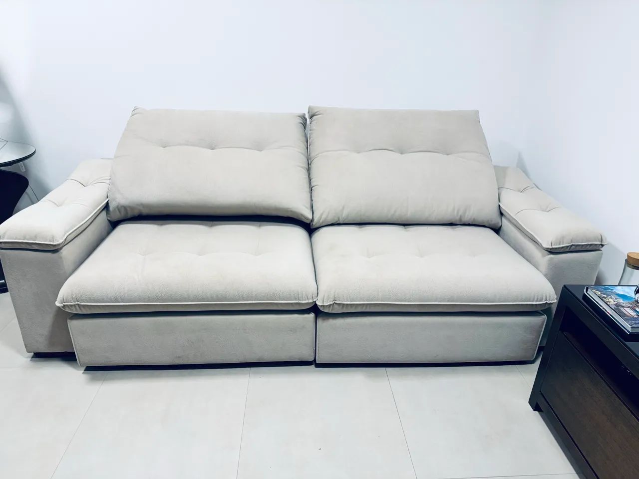 Sofá retrátil e reclinável em suede  - Foto 2