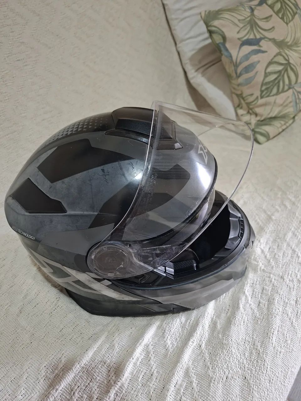 Capacete escamoteavel x11 turner prisma solides cinza e preto