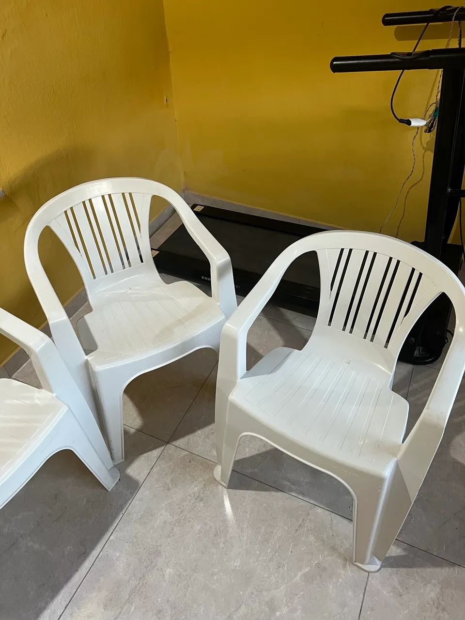 4 Cadeiras plásticas  - Foto 2
