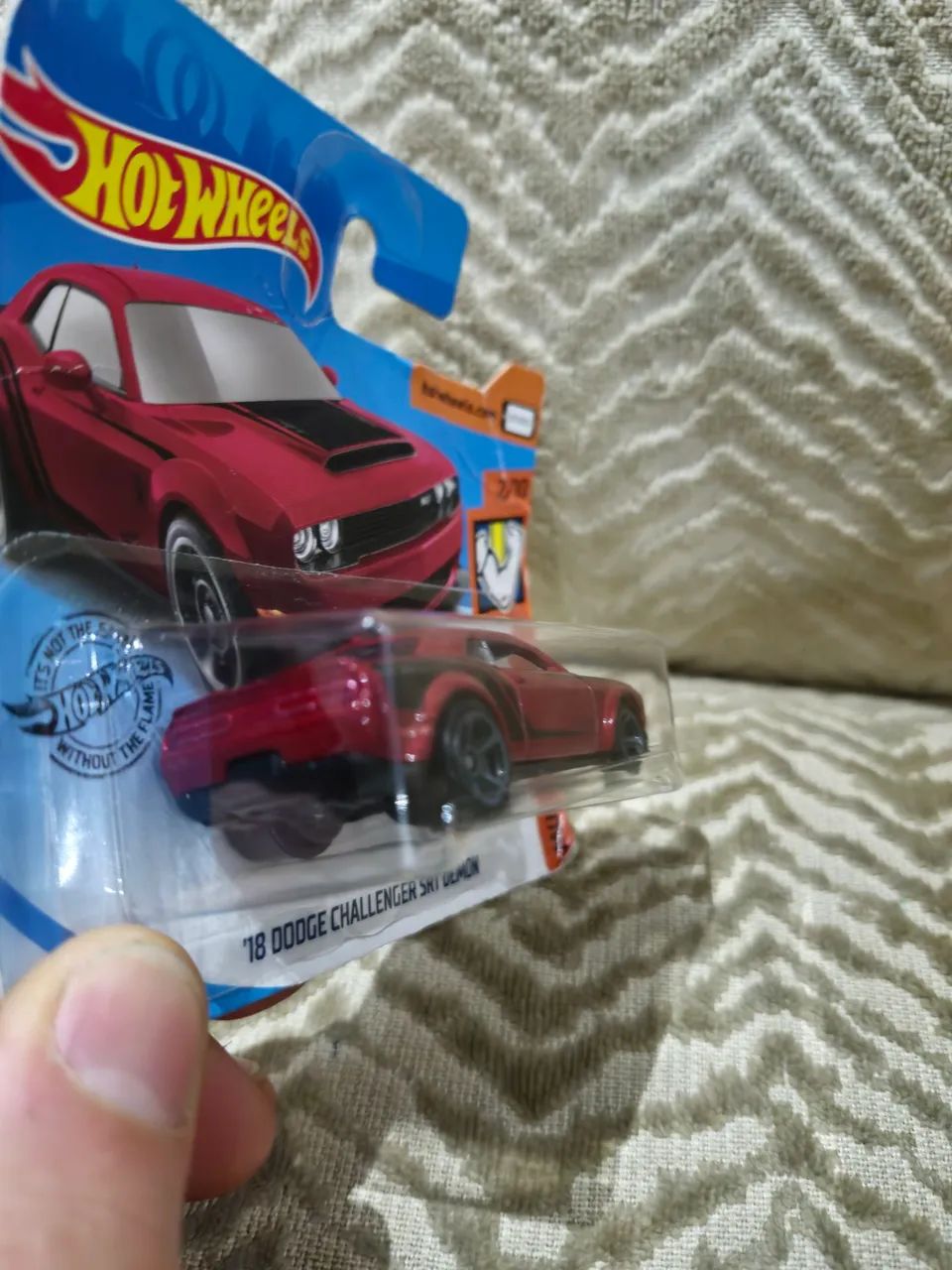 Hotwheels DODGE CHALLENGER na cor vinho uma raridade - Foto 2