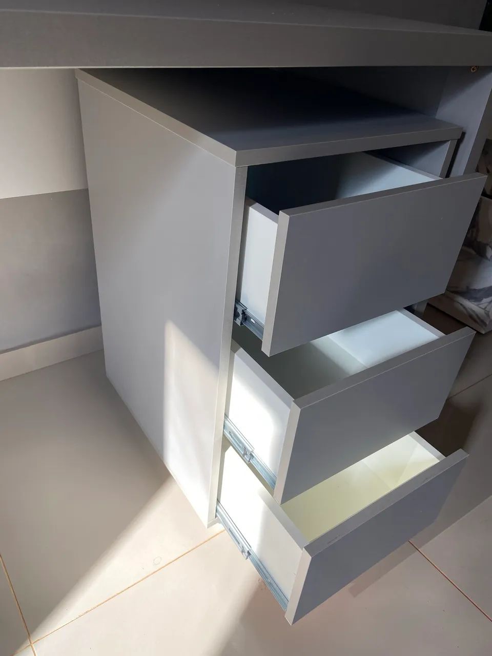 MESA ESCRITÓRIO 1,80M COM GAVETEIRO 3 GAVETAS  - Foto 3