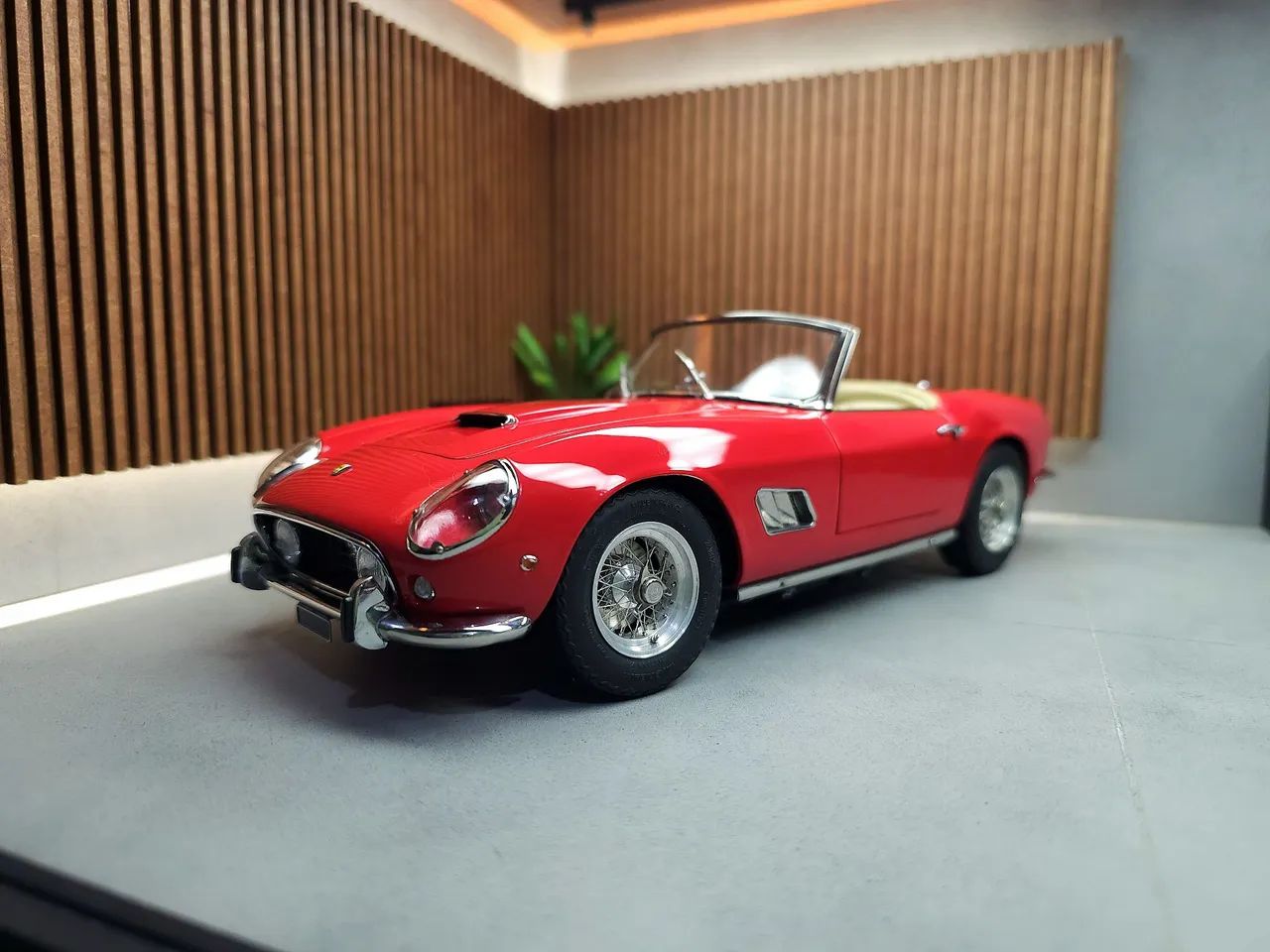 Miniatura Ferrari 250 Califórnia CMC 1/18