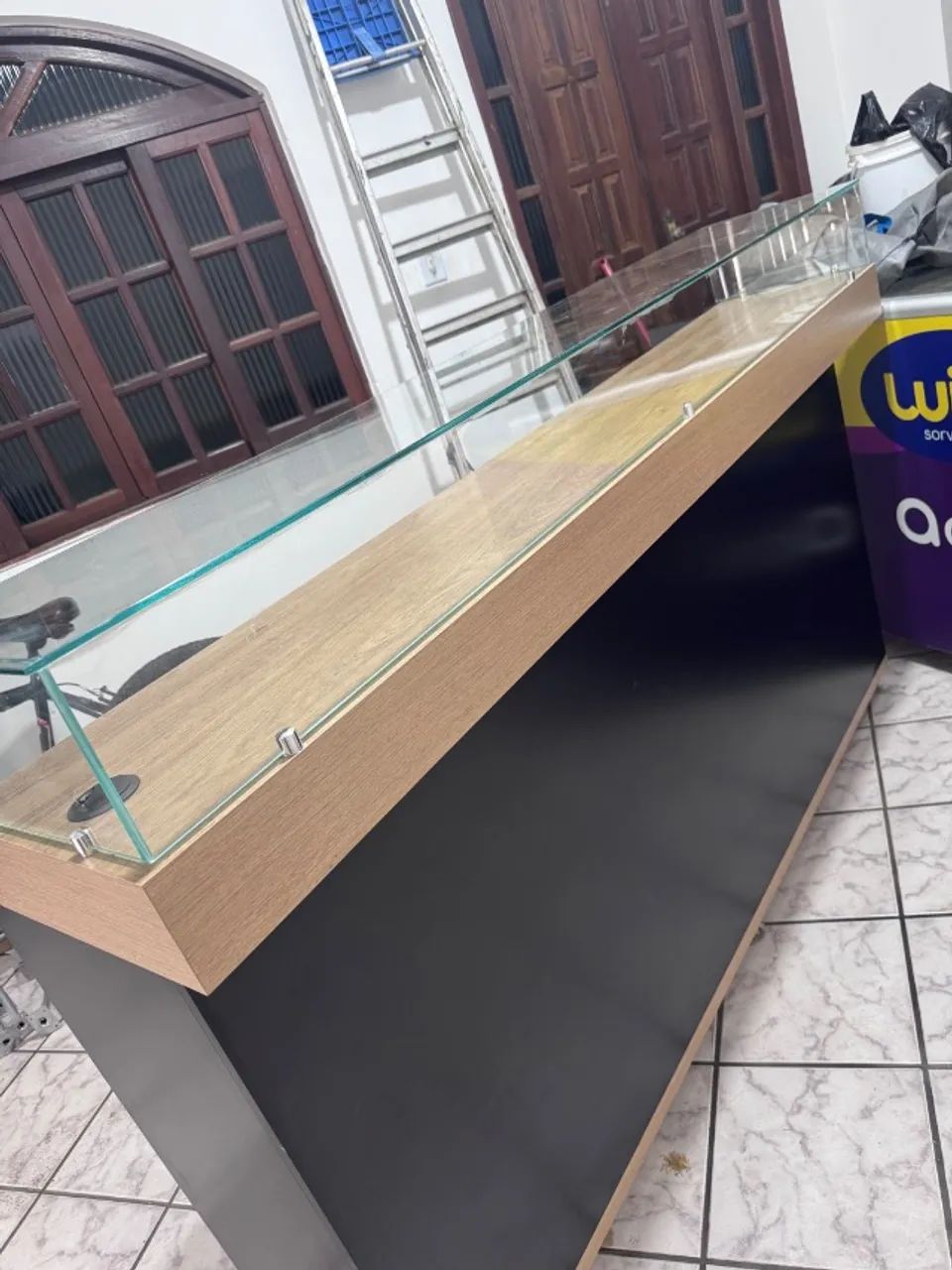 Balcão em MDF com expositor de vidro - Foto 5