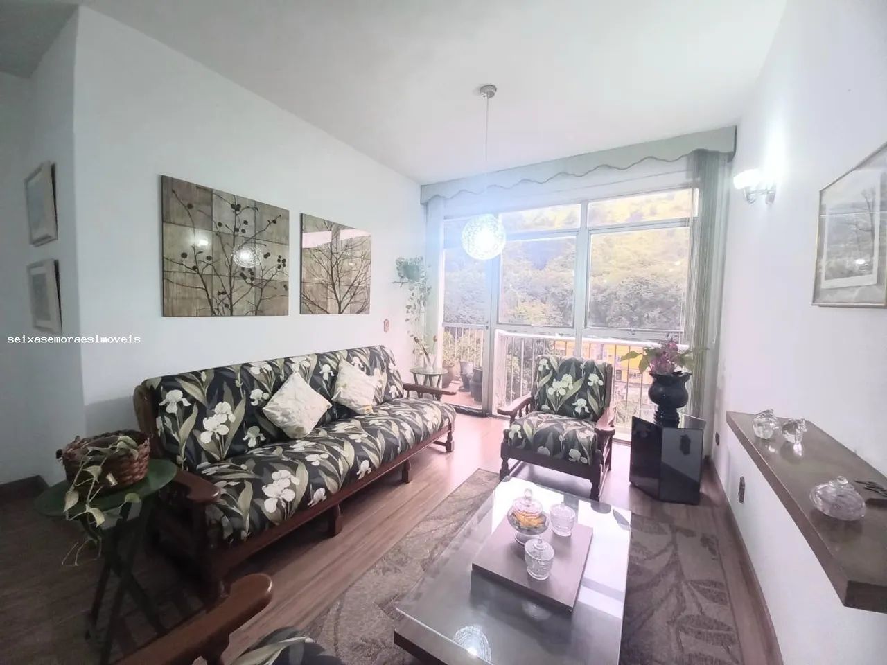 Sofá de madeira Maciça - Lindo e novinho