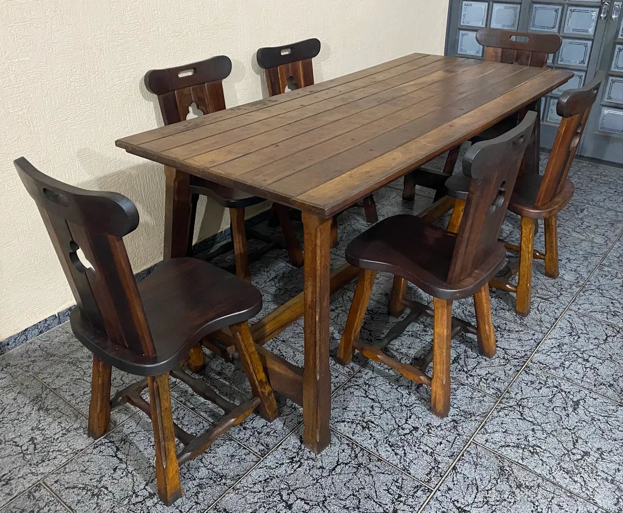 Mesa Rústica De Madeira Maciça Com 6 Cadeiras Trabalhadas (Muito Pesada)