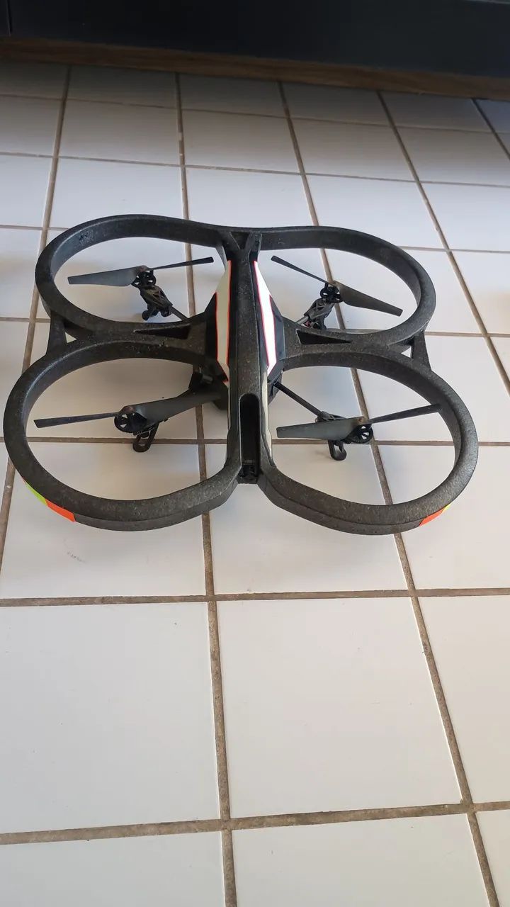 Drone Parrot AR.Drone 2.0 Power Edition com câmera HD black 2 baterias