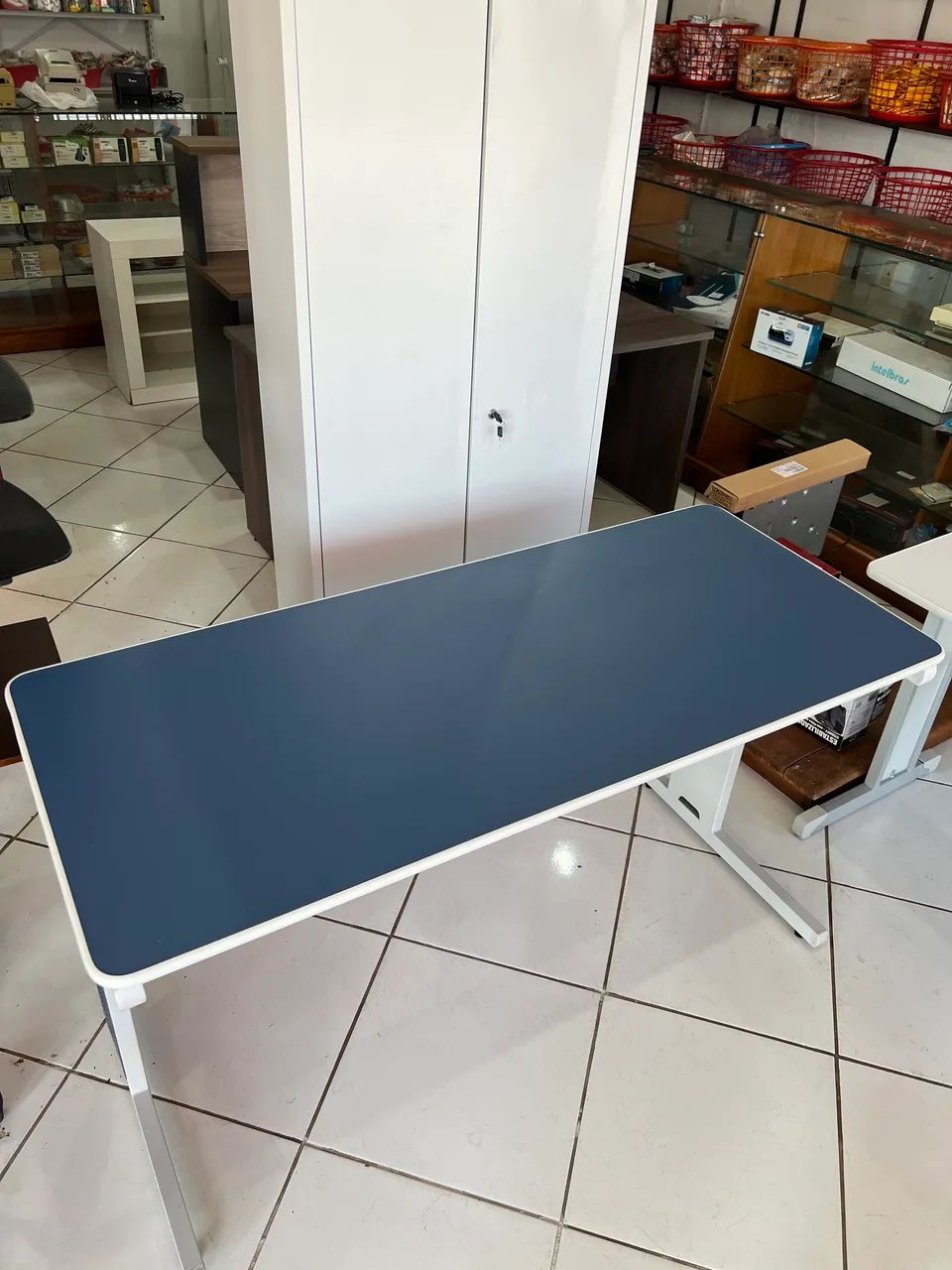 Mesa para escritório azul pé em metal  - Foto 3