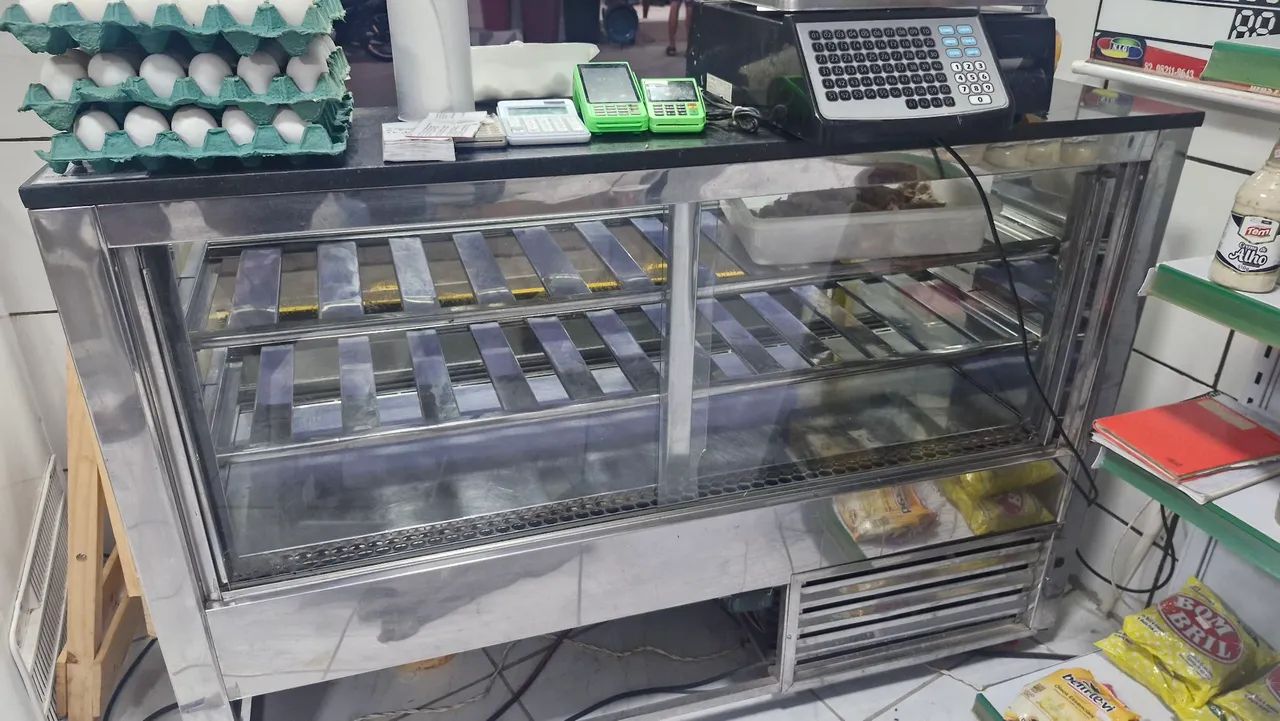 BALCÃO DE TORTA E DOCES TODO EM VIDRO E INOX E MÁRMORE  - Foto 2