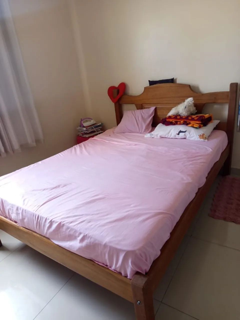 Cama de madeira e colchão de casal 