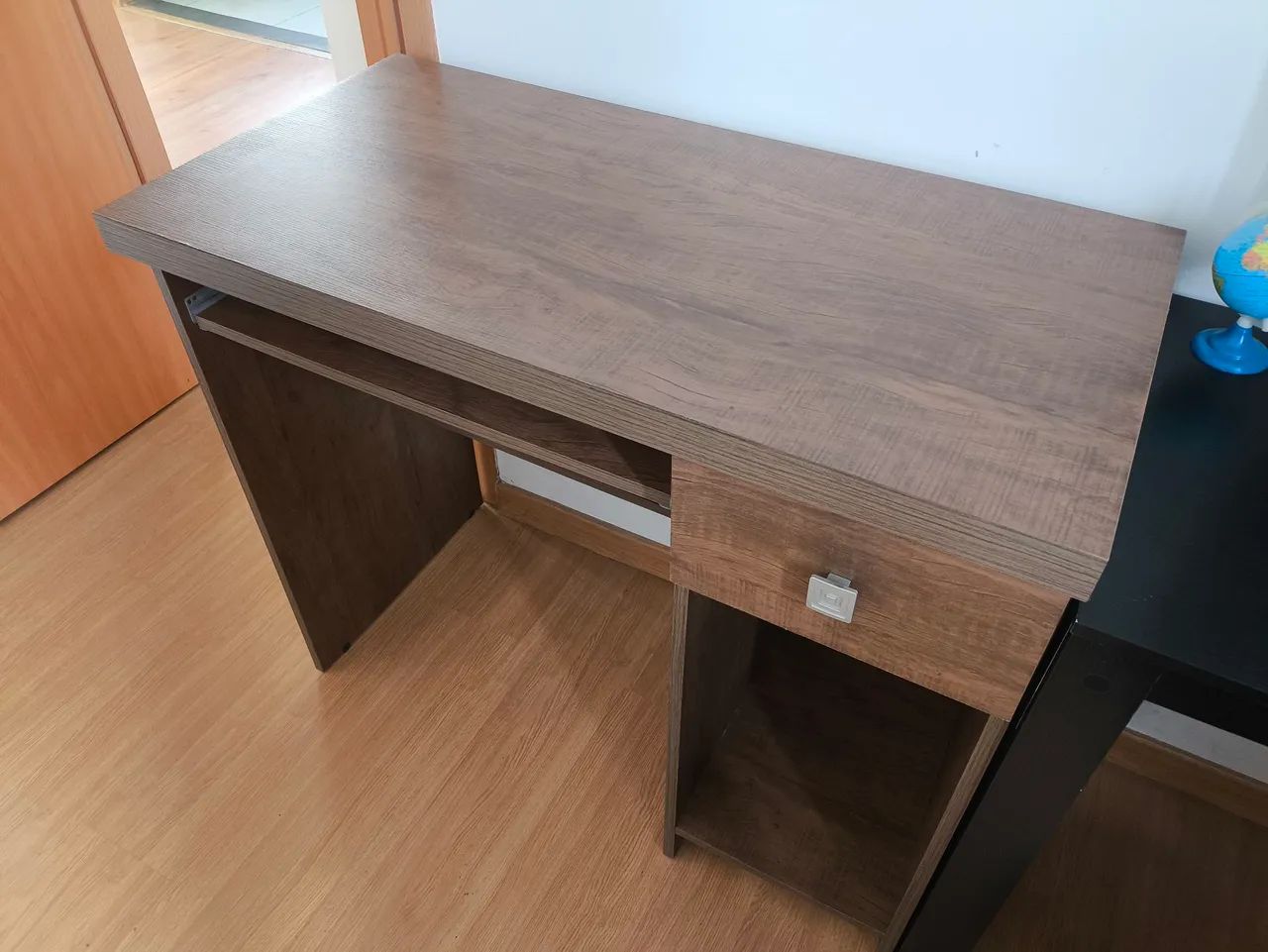 Escrivaninha com gaveta e porta teclado - muito resistente
