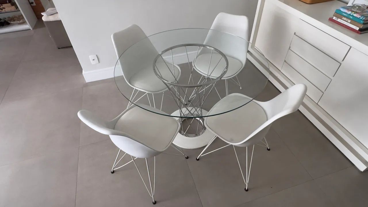 Mesa de Jantar + 4 cadeiras Eames (Tok&Stok)