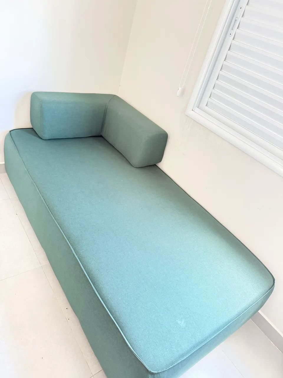 Sofá Divã Verde com Encosto Móvel - Foto 5