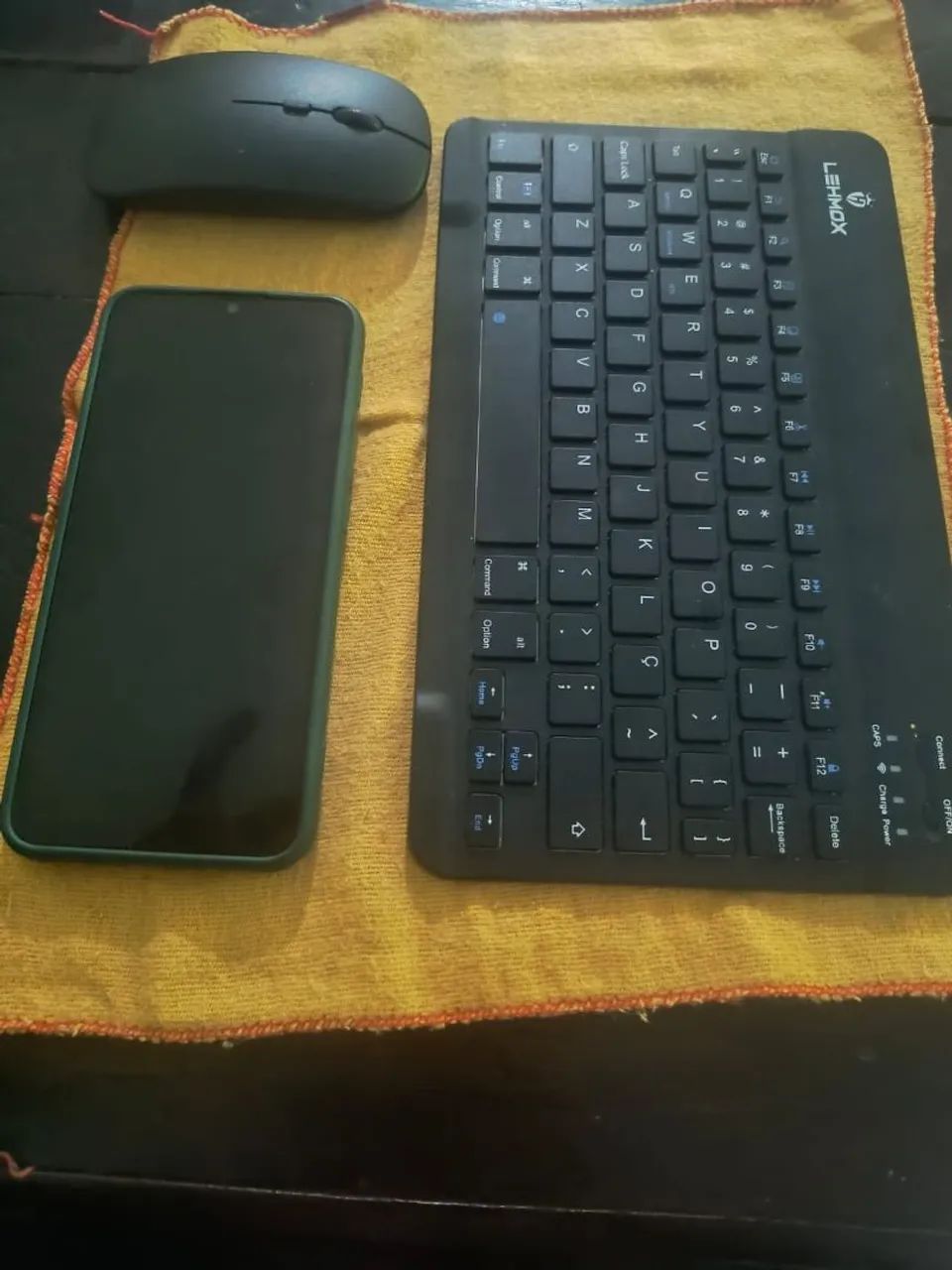 Smartphone moto e 20 e teclado e mouse via Bluetooth 
