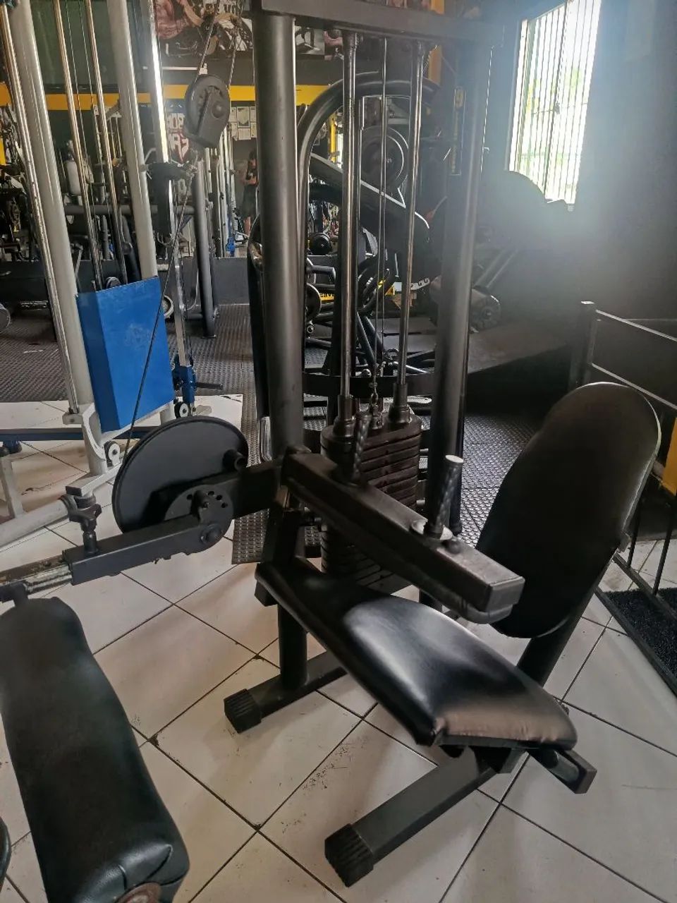 Vendo cadeira flexora para academia - Foto 3