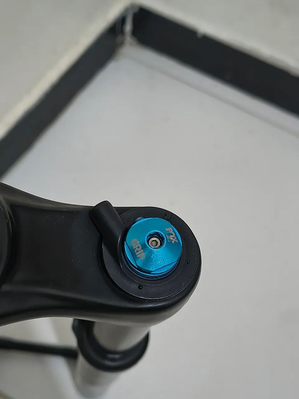 Vendo suspensão Fox 32 ar e óleo com ajuste de retorno eixo boost  - Foto 3