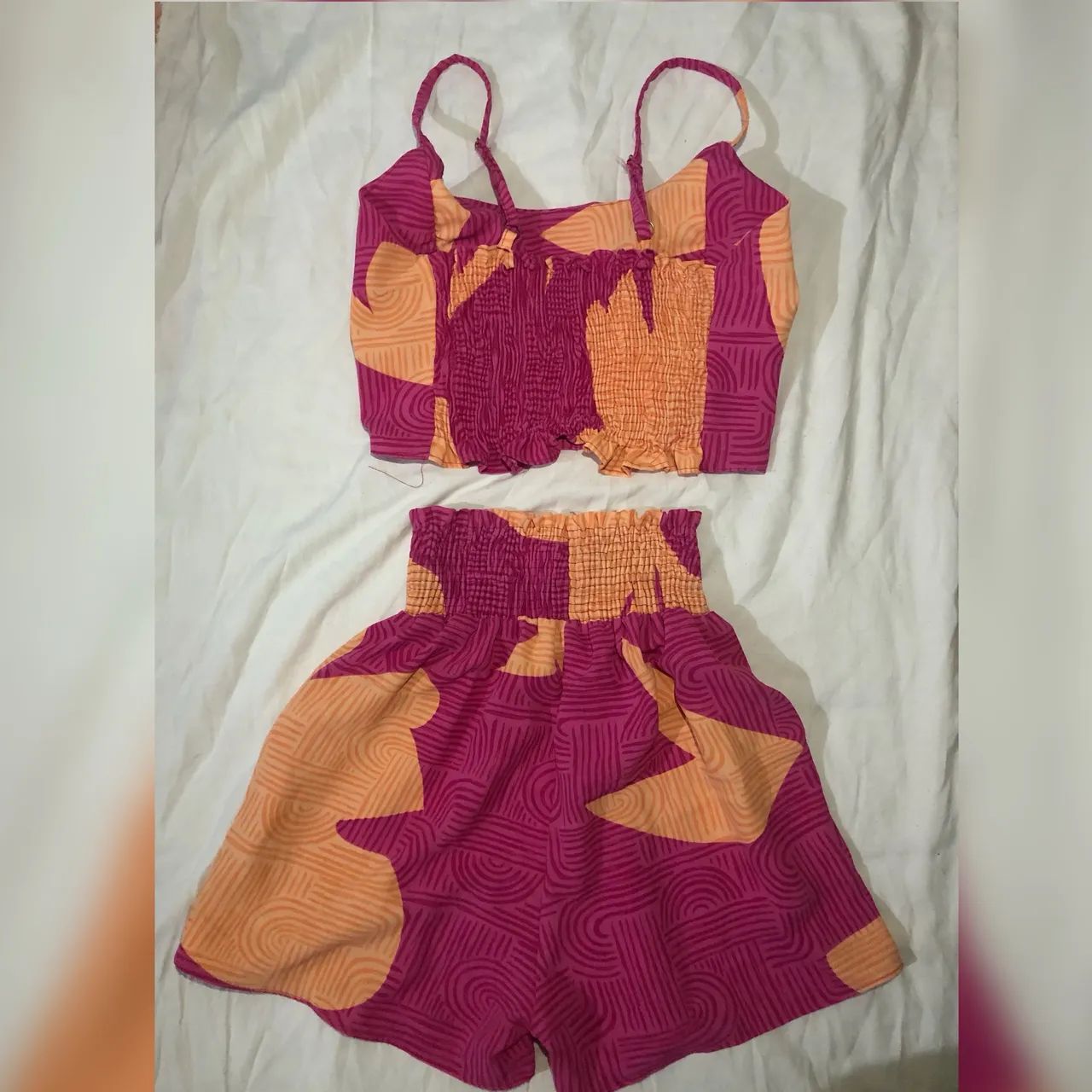 Conjunto Cropped e Shorts Estampado (Magenta e Laranja) - Foto 2